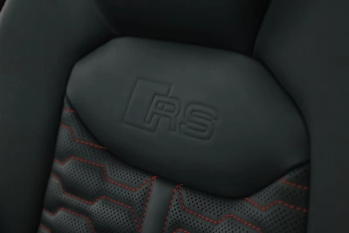 Audi RSQ8 PERFORMANCE / B&O / CERAMIC / LASER MATRIX / PANO, снимка 13 - Автомобили и джипове - 55049486