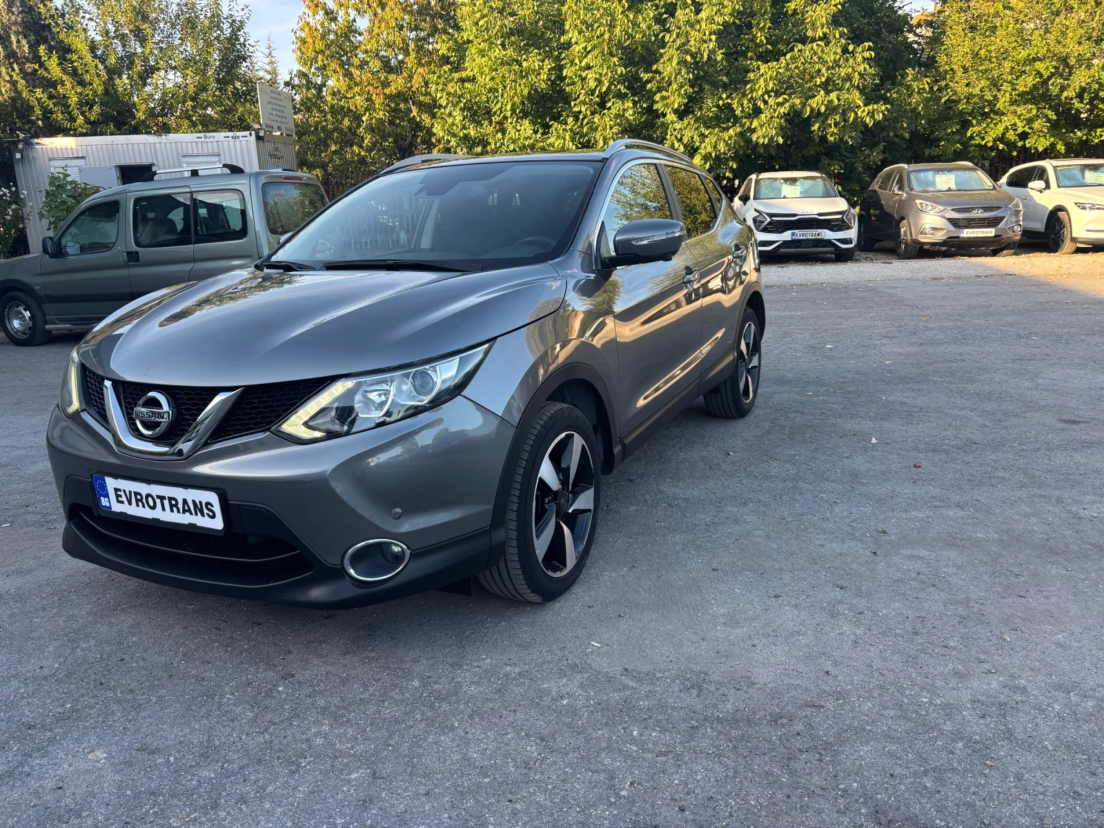 Nissan Qashqai 1.5 dci / Tecna/ Панорама/Камери 360/, снимка 2 - Автомобили и джипове - 56336624