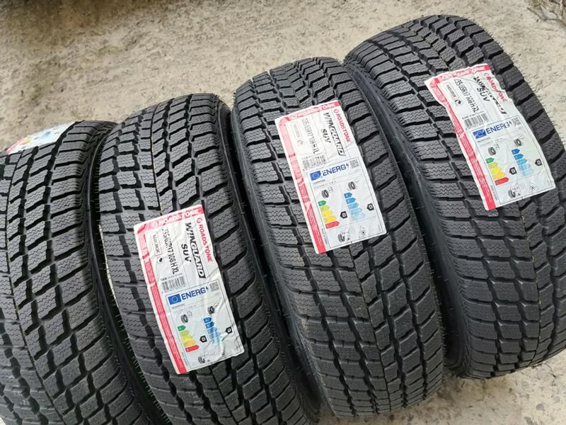 Гуми Зимни 235/65R17, снимка 3 - Гуми и джанти - 34239599