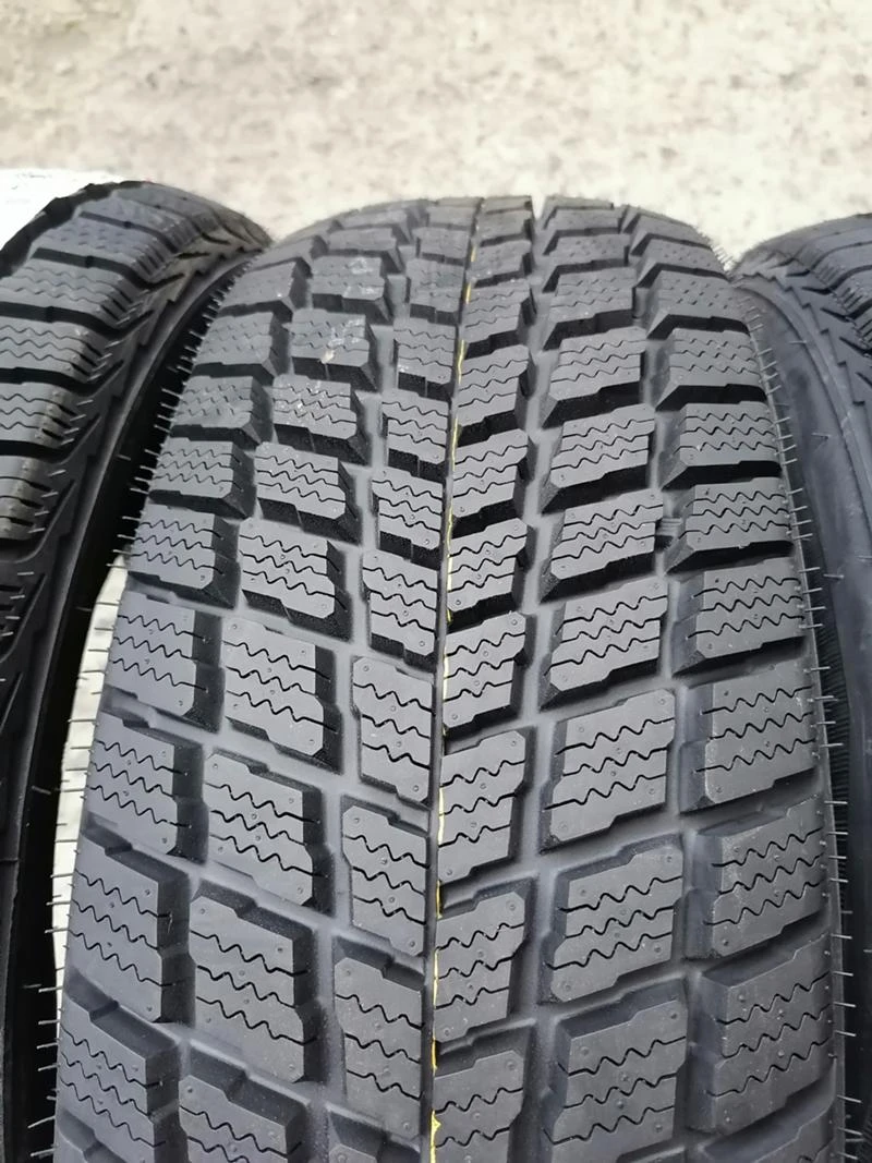 Гуми Зимни 235/65R17, снимка 5 - Гуми и джанти - 34239599