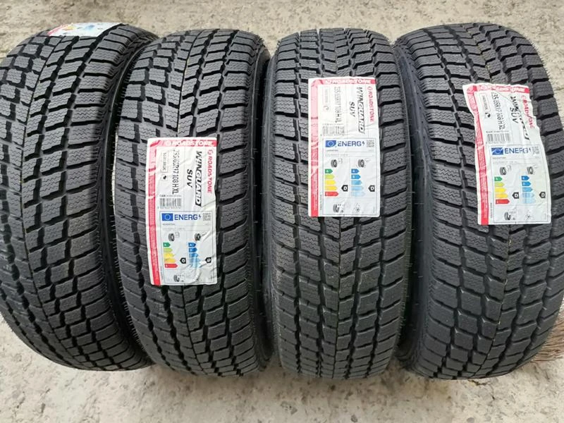 Гуми Зимни 235/65R17, снимка 1 - Гуми и джанти - 34239599