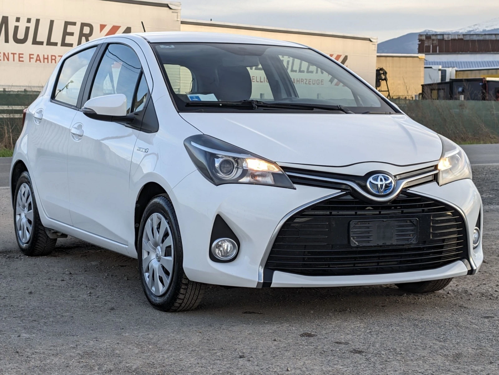 Toyota Yaris 1.5i* Hybrid* Камера* Автоматик* EURO6B  - изображение 2