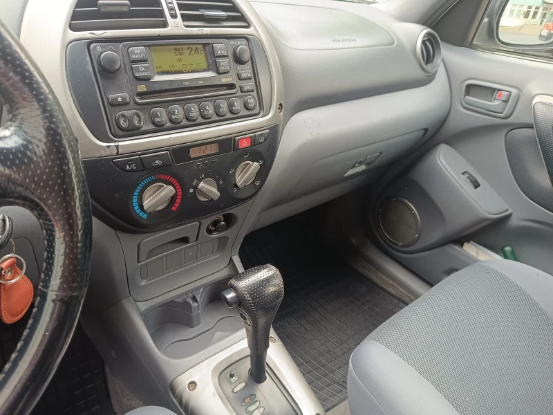 Toyota Rav4, снимка 8 - Автомобили и джипове - 47303405