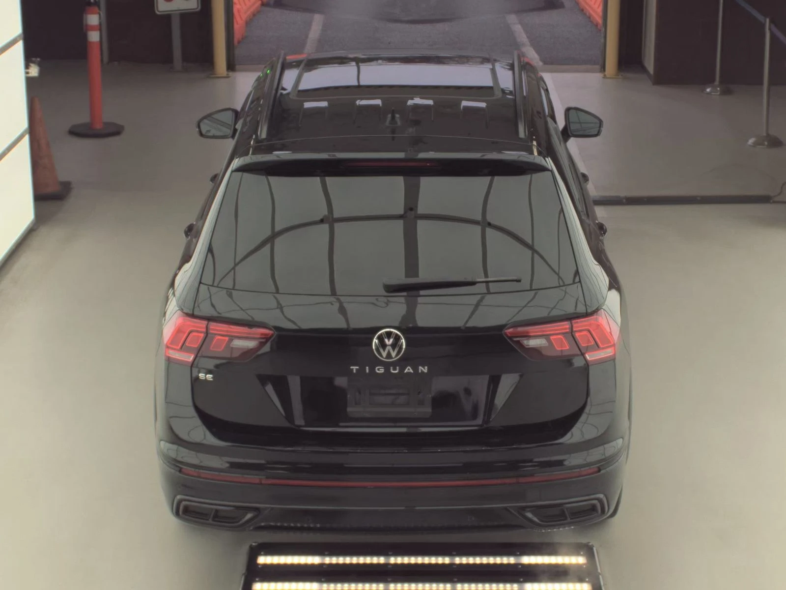 VW Tiguan SE R-Line Black, снимка 5 - Автомобили и джипове - 53712748