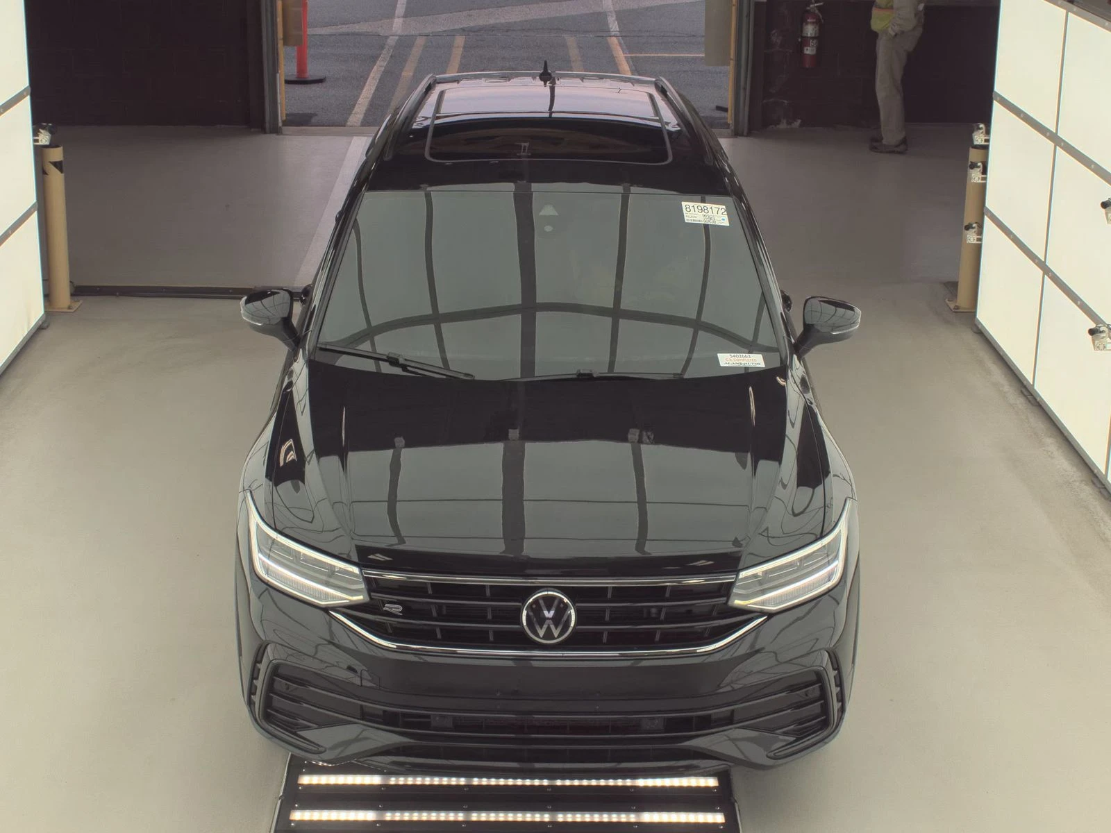 VW Tiguan SE R-Line Black, снимка 2 - Автомобили и джипове - 53712748