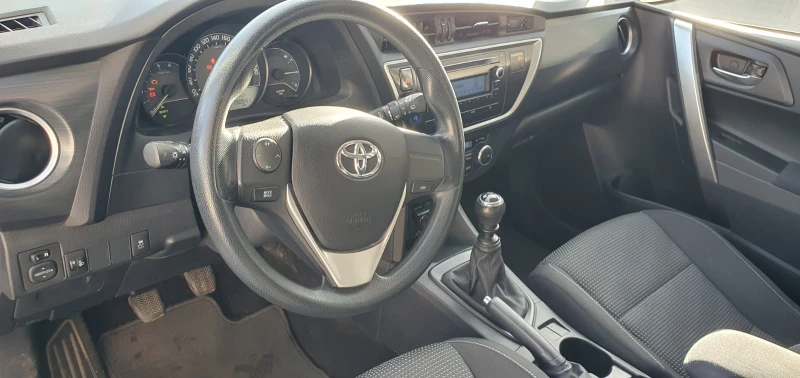 Toyota Auris, снимка 10 - Автомобили и джипове - 48394087