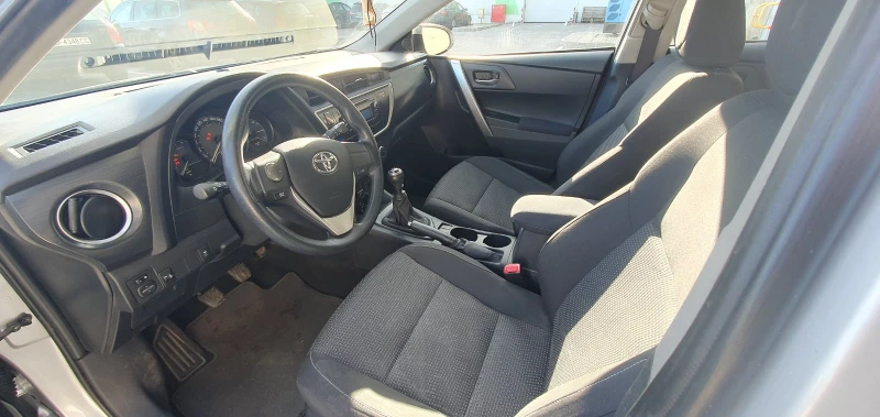 Toyota Auris, снимка 9 - Автомобили и джипове - 48394087