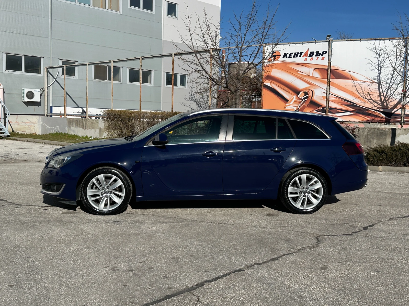 Opel Insignia Sports Tourer SW, снимка 2 - Автомобили и джипове - 53875026