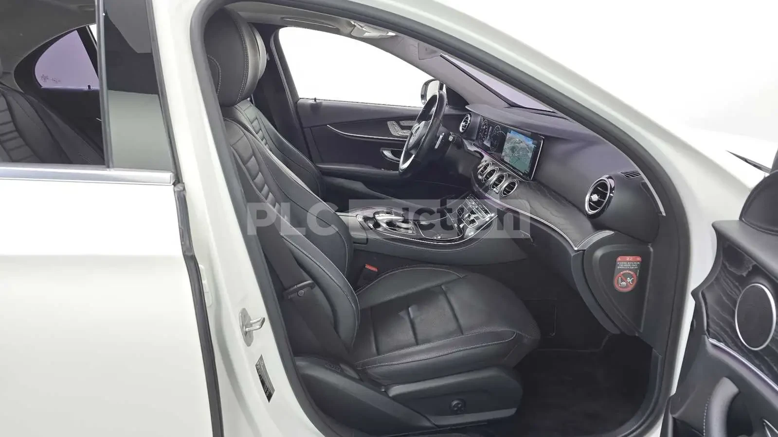 Mercedes-Benz E 300 2017* DIGITAL* HEAD-UP* AMBIENT* 9G* PANO* КРАЙНА , снимка 9 - Автомобили и джипове - 53960056