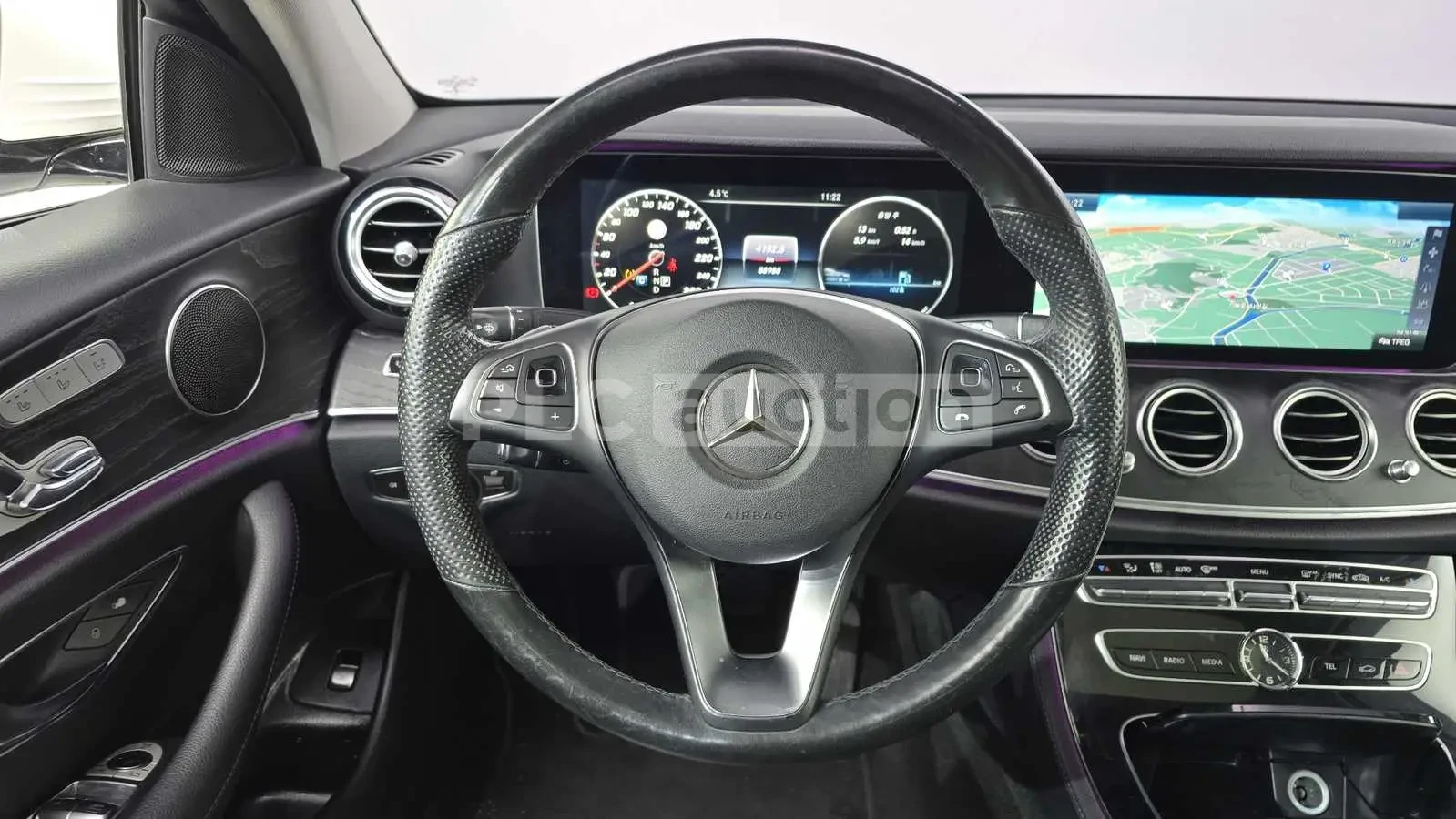 Mercedes-Benz E 300 2017* DIGITAL* HEAD-UP* AMBIENT* 9G* PANO* КРАЙНА , снимка 5 - Автомобили и джипове - 53960056