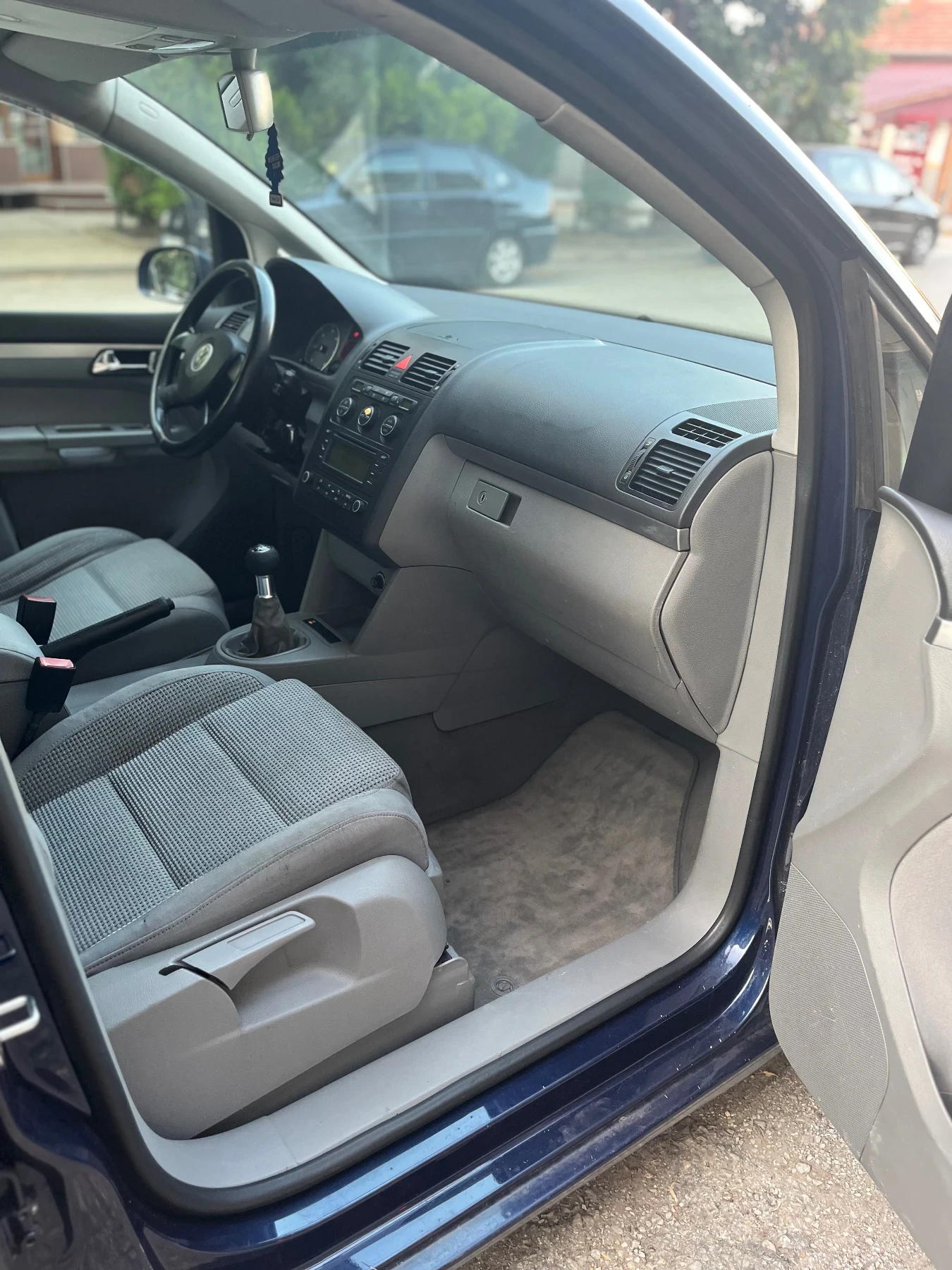 VW Touran 2.0 TdI AZV, снимка 11 - Автомобили и джипове - 55376673