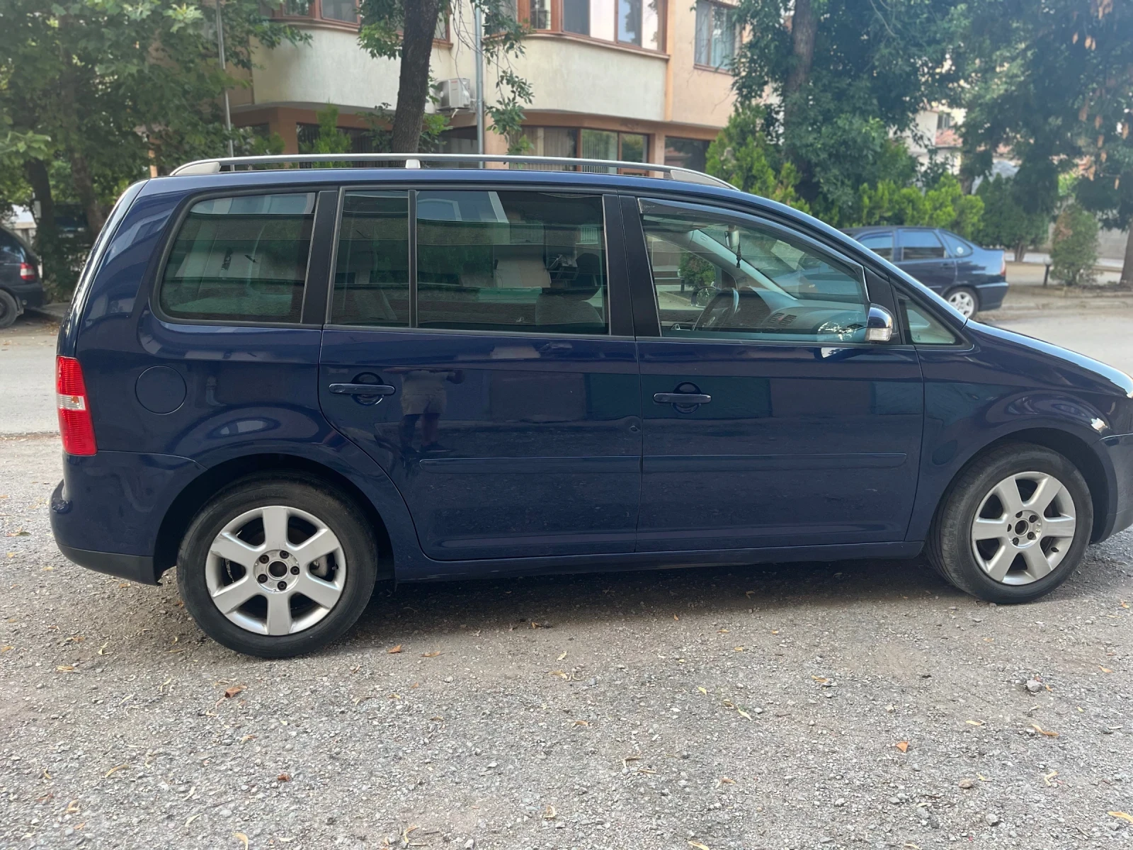 VW Touran 2.0 TdI AZV, снимка 6 - Автомобили и джипове - 55376673