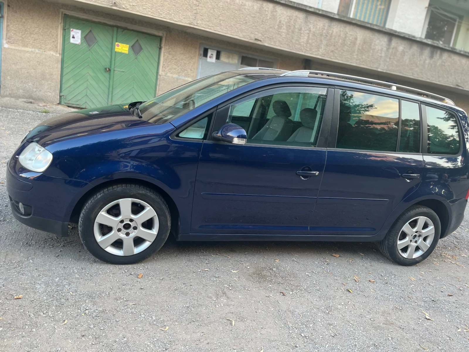 VW Touran 2.0 TdI AZV, снимка 2 - Автомобили и джипове - 55376673
