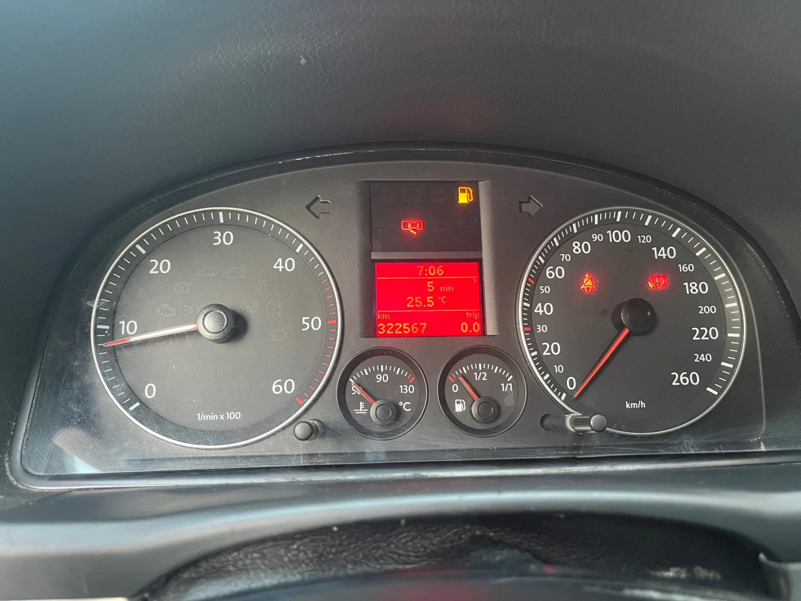 VW Touran 2.0 TdI AZV, снимка 13 - Автомобили и джипове - 55376673