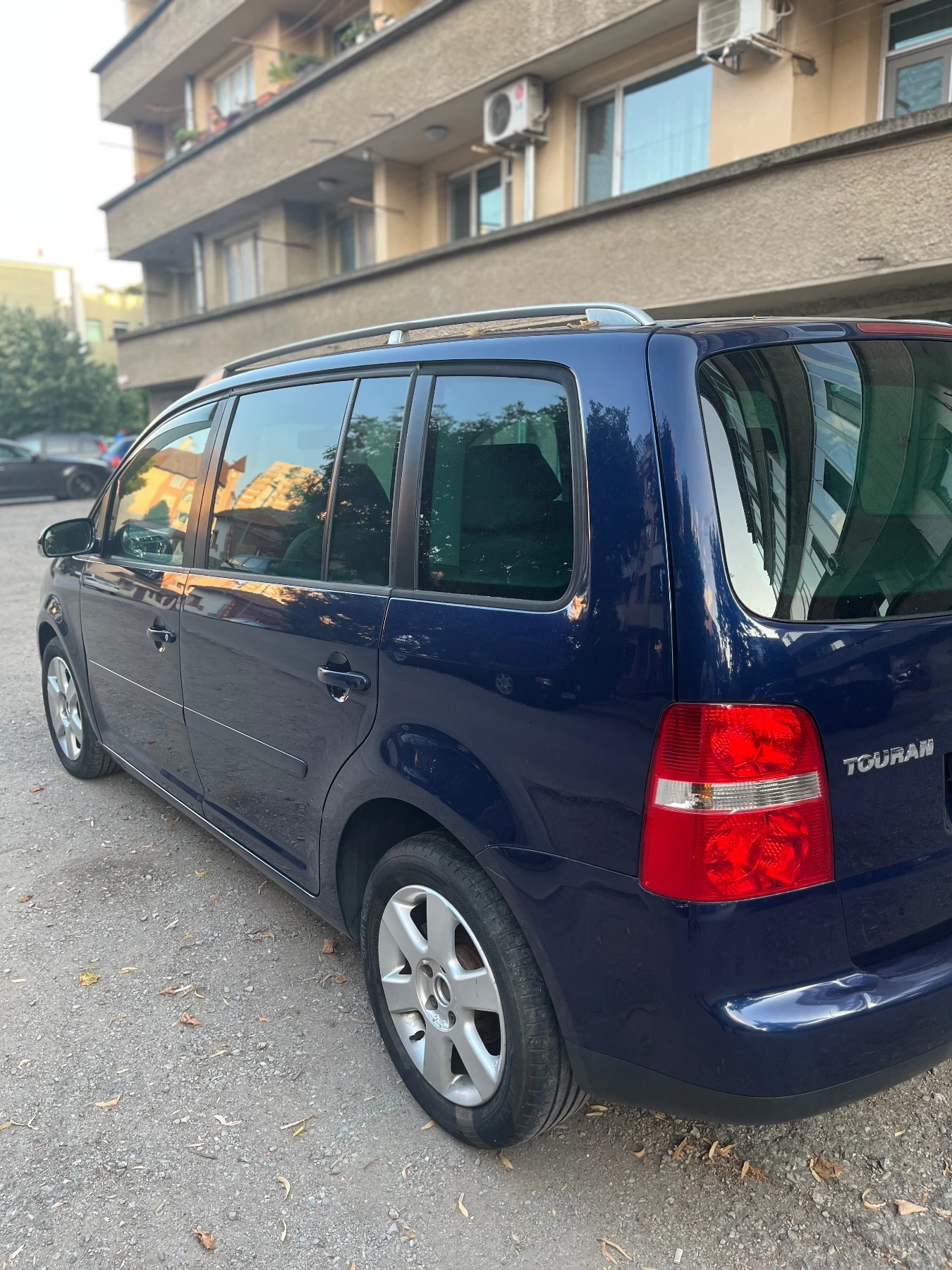 VW Touran 2.0 TdI AZV, снимка 3 - Автомобили и джипове - 55376673