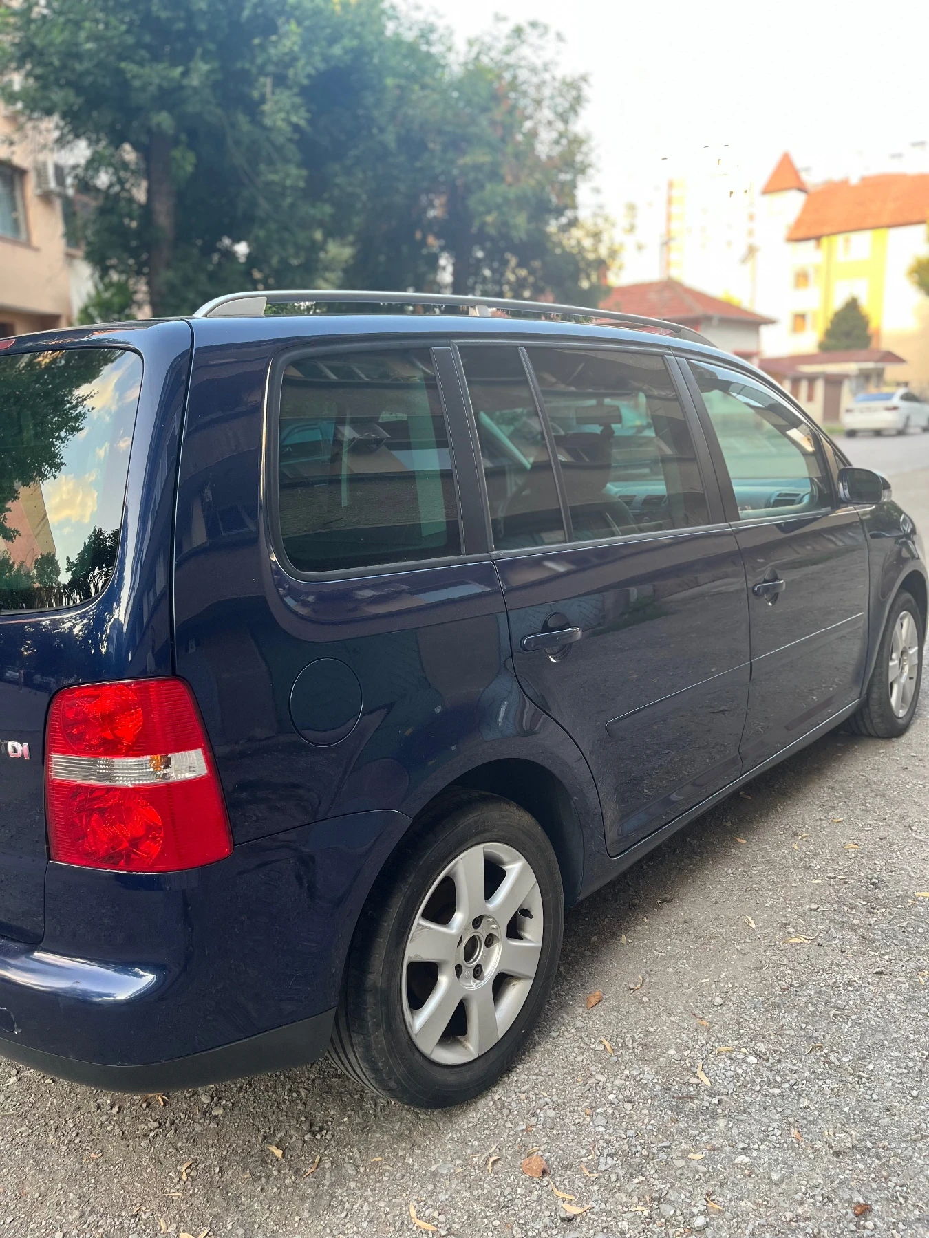 VW Touran 2.0 TdI AZV, снимка 5 - Автомобили и джипове - 55376673
