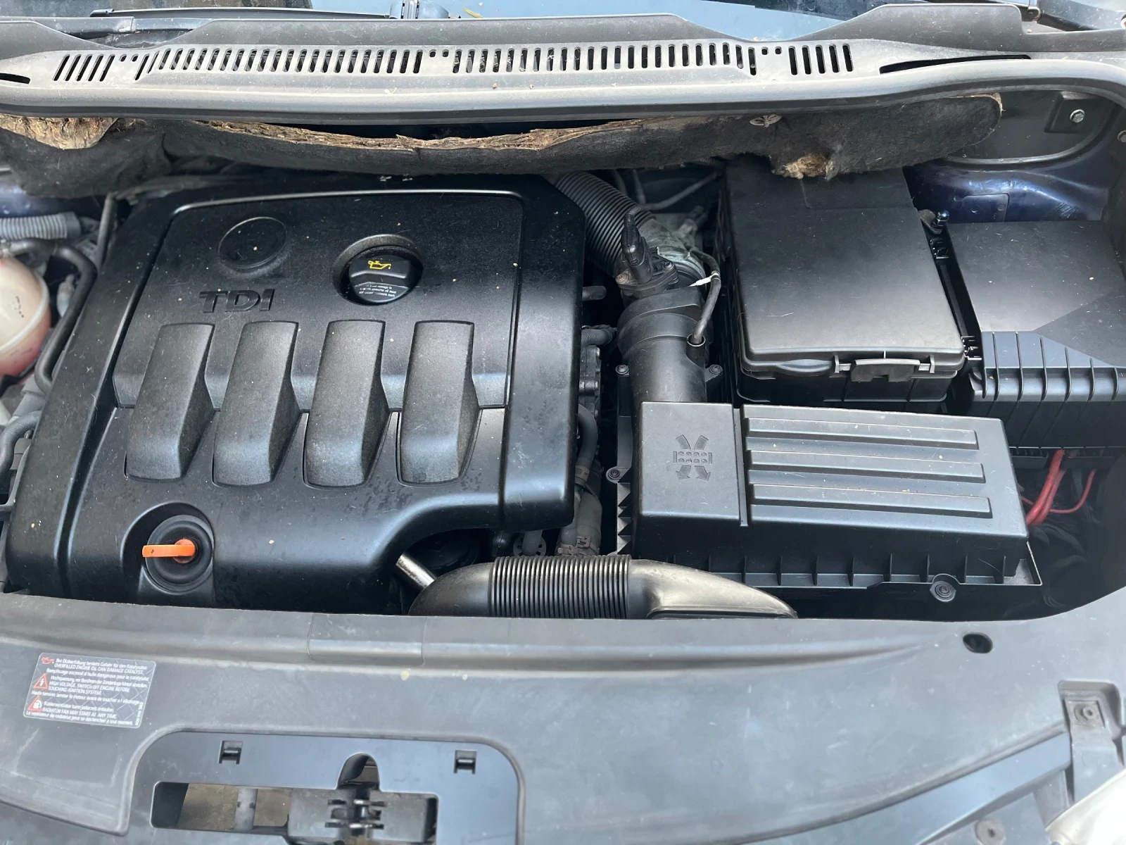 VW Touran 2.0 TdI AZV, снимка 15 - Автомобили и джипове - 55376673