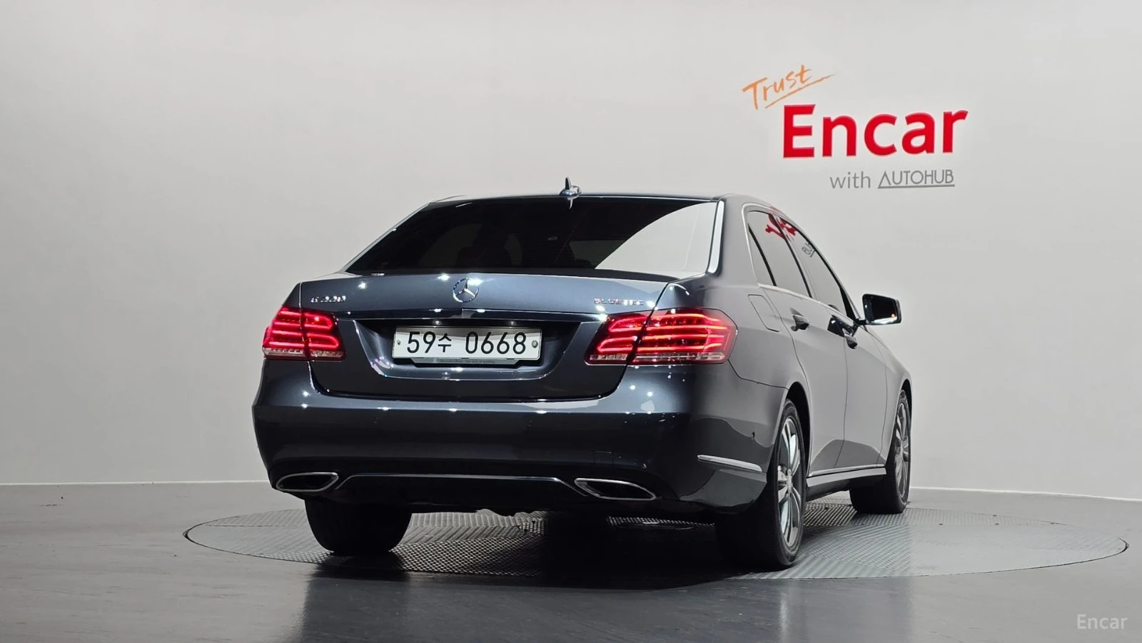 Mercedes-Benz E 220 BlueTEC Avangarde* КОЖА* ПОДГРЕВ* ПАНО* КАМЕРА, снимка 4 - Автомобили и джипове - 55604927
