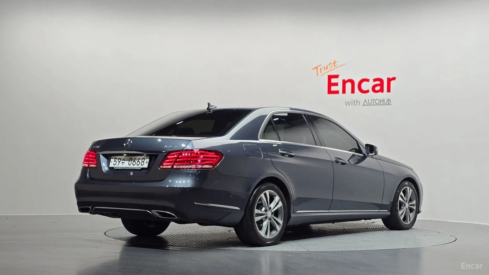 Mercedes-Benz E 220 BlueTEC Avangarde* КОЖА* ПОДГРЕВ* ПАНО* КАМЕРА, снимка 2 - Автомобили и джипове - 55604927
