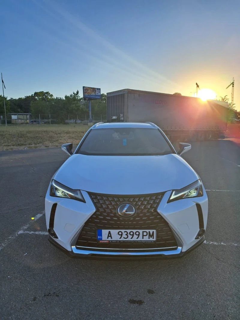 Lexus UX 250h, снимка 7 - Автомобили и джипове - 47501659