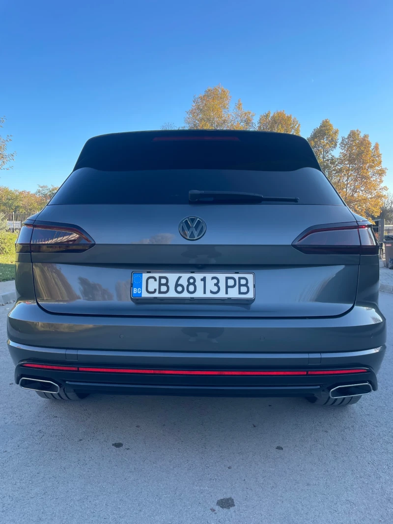 VW Touareg V8 TDI R-LINE pano, DISTRONIC, brown leather desig, снимка 3 - Автомобили и джипове - 47880593