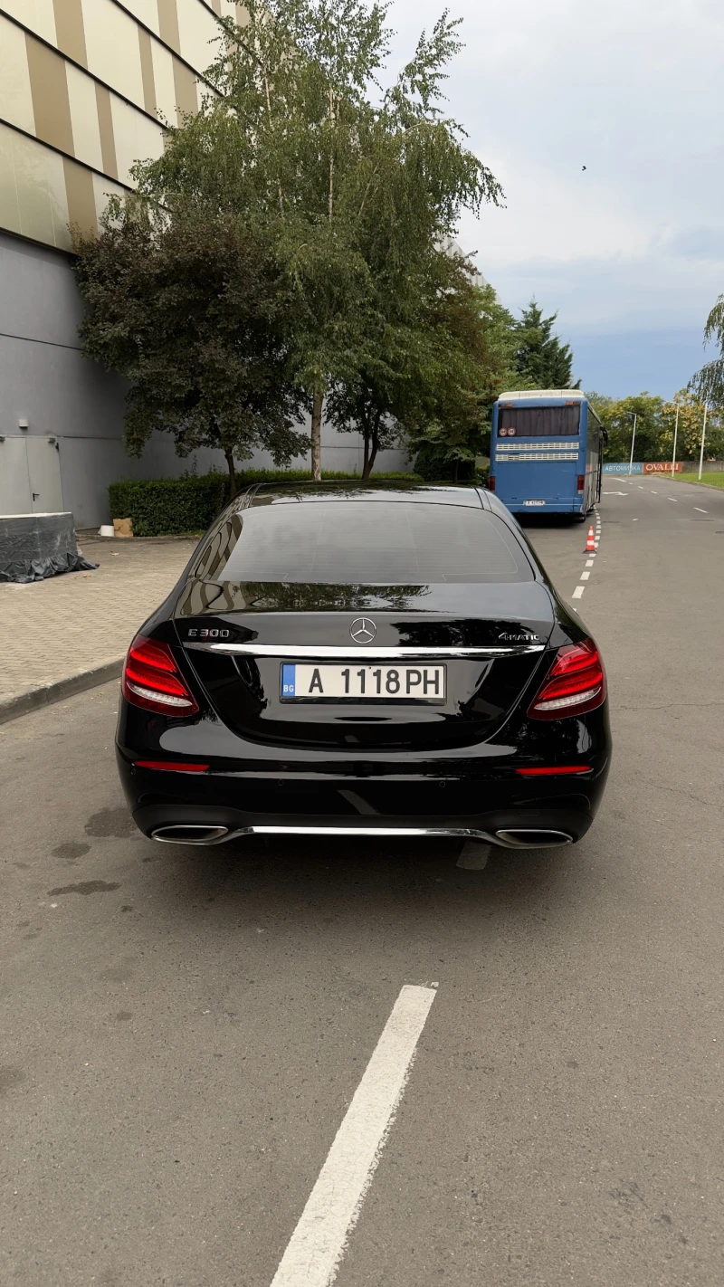 Mercedes-Benz E 300 AMG 4-MATIC, снимка 4 - Автомобили и джипове - 47349743