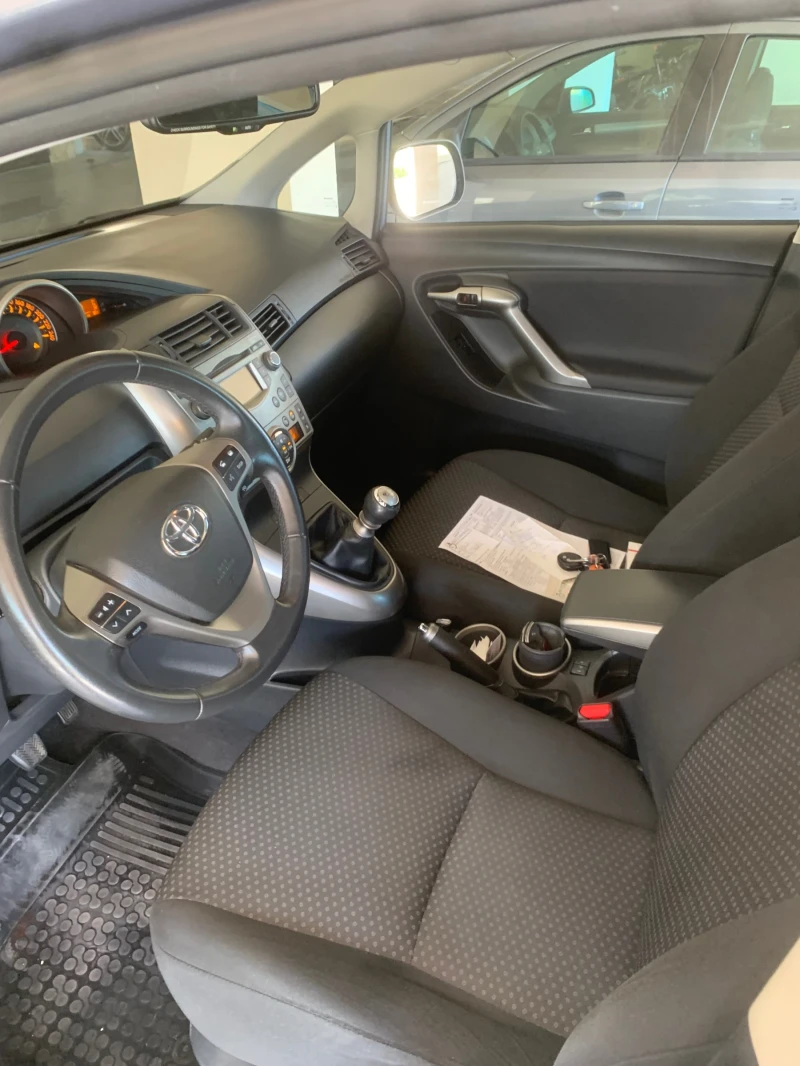 Toyota Verso 2.2 Дизел, снимка 5 - Автомобили и джипове - 47780806