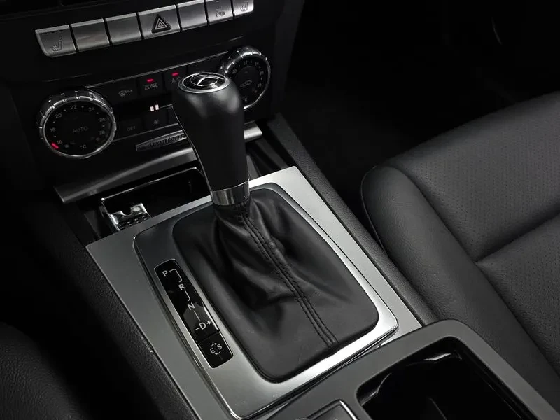 Mercedes-Benz C 200 Cgi AvantGarde, снимка 9 - Автомобили и джипове - 56590260