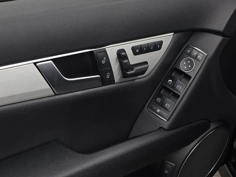 Mercedes-Benz C 200 Cgi AvantGarde, снимка 16 - Автомобили и джипове - 56590260