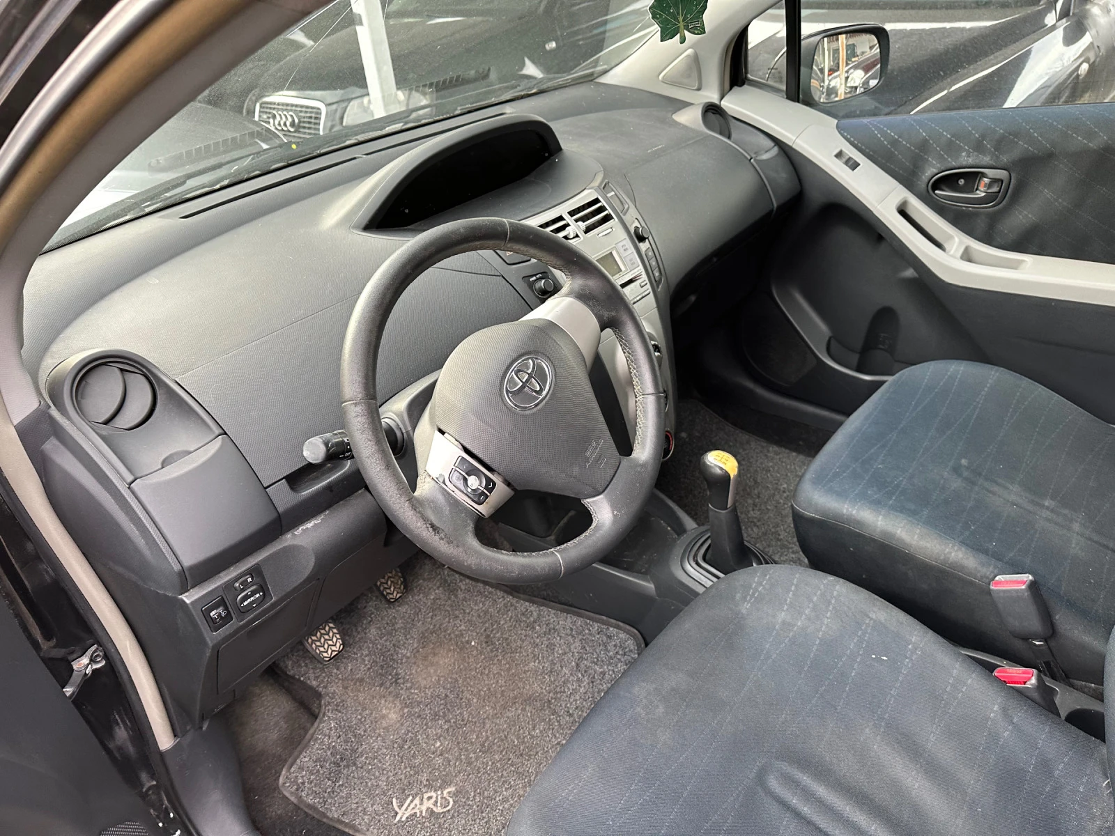 Toyota Yaris 1.0i - KLIMATIK - изображение 6