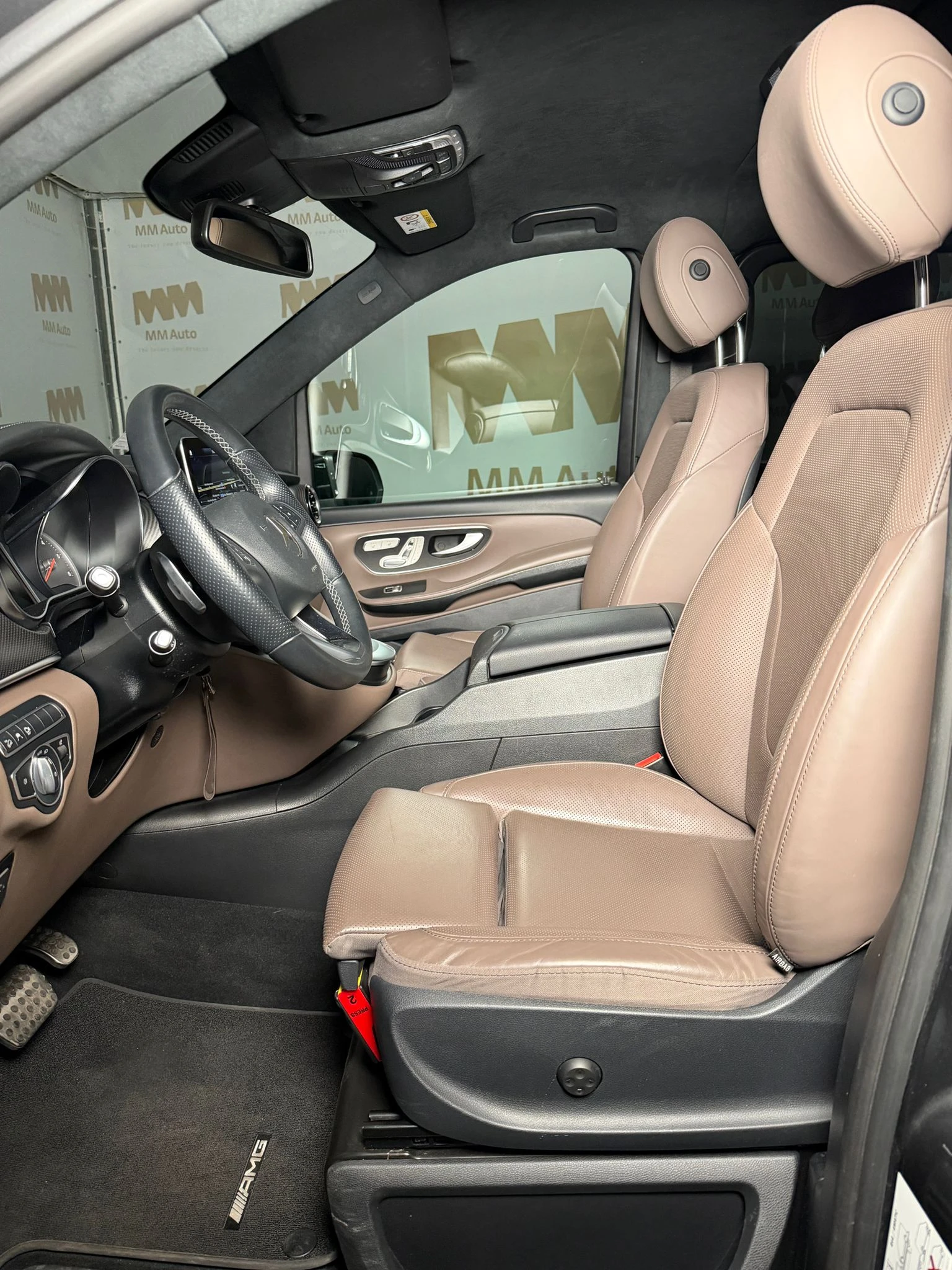 Mercedes-Benz V 300 d 4Matic* Long* AMG* Burmester* Ventilation* 360, снимка 8 - Автомобили и джипове - 54831565