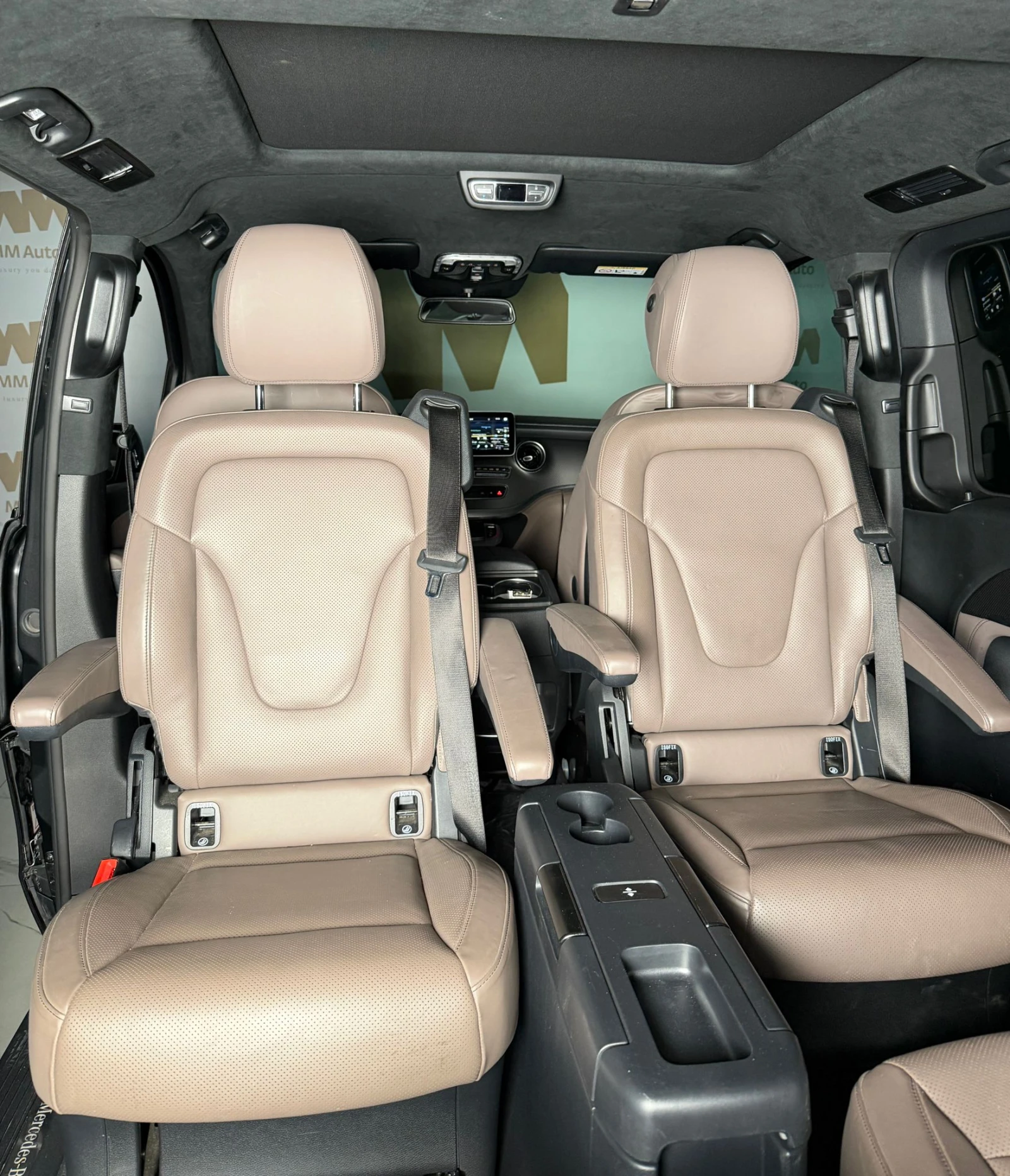 Mercedes-Benz V 300 d 4Matic* Long* AMG* Burmester* Ventilation* 360, снимка 13 - Автомобили и джипове - 54831565