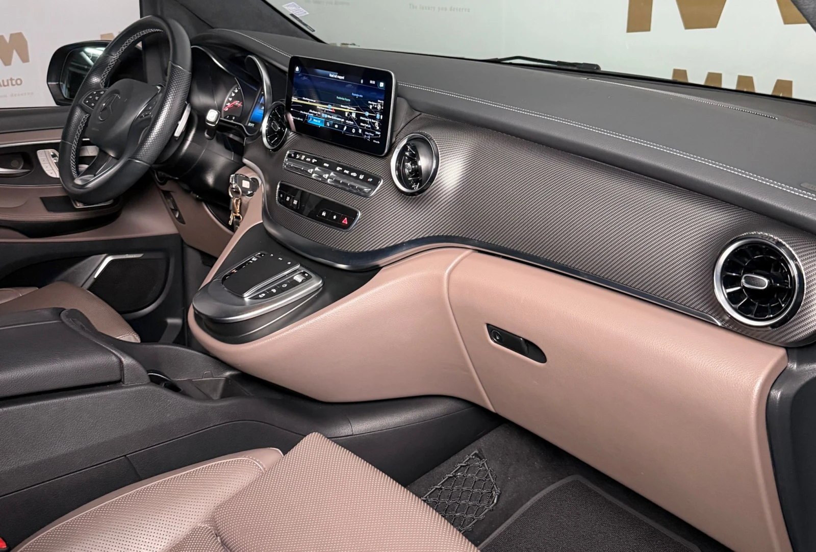 Mercedes-Benz V 300 d 4Matic* Long* AMG* Burmester* Ventilation* 360, снимка 10 - Автомобили и джипове - 54831565