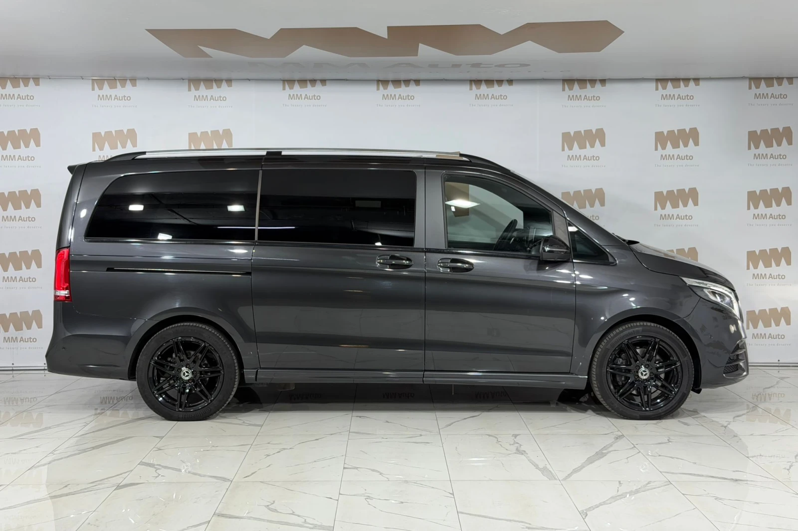Mercedes-Benz V 300 d 4Matic* Long* AMG* Burmester* Ventilation* 360, снимка 2 - Автомобили и джипове - 54831565