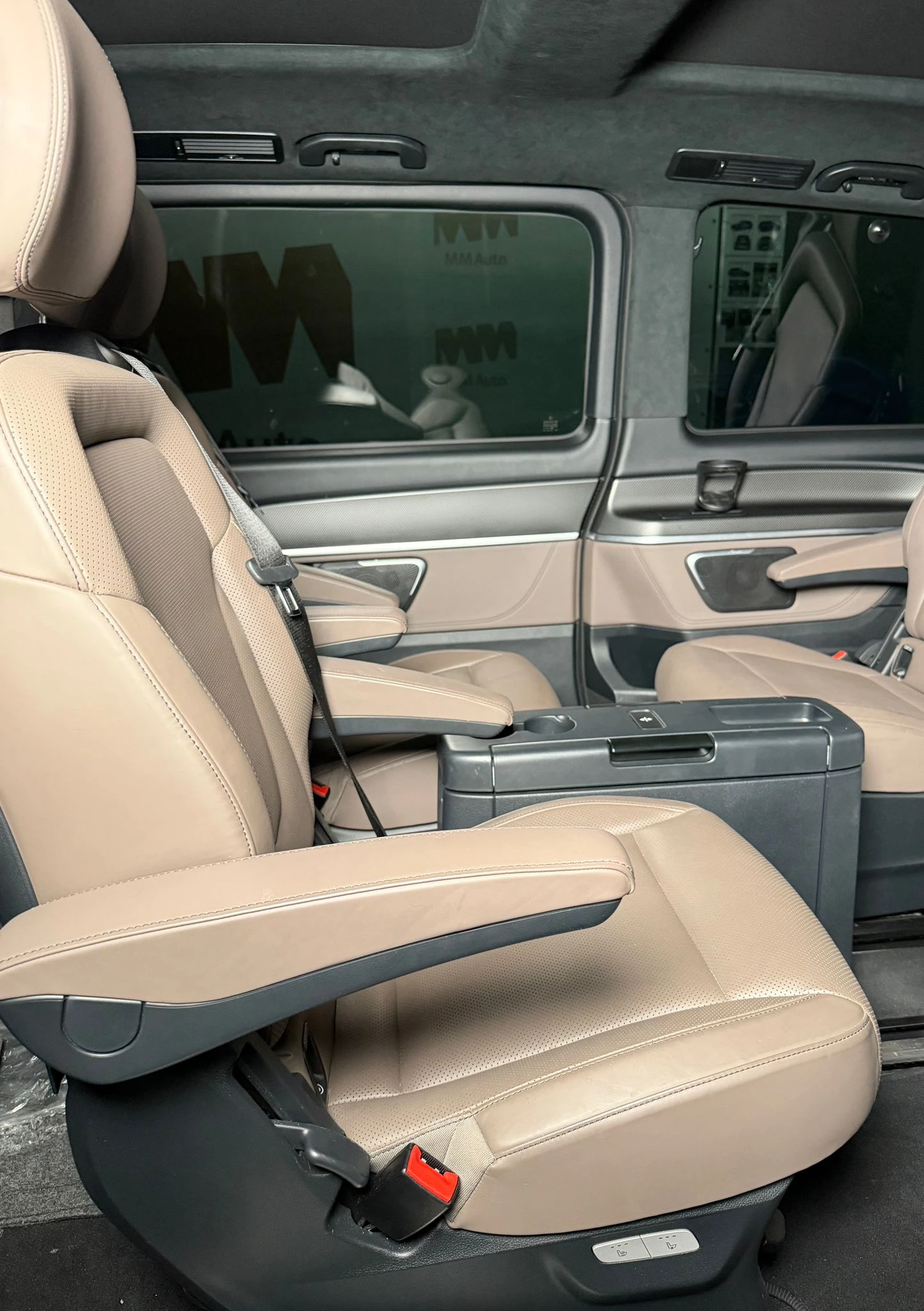 Mercedes-Benz V 300 d 4Matic* Long* AMG* Burmester* Ventilation* 360, снимка 12 - Автомобили и джипове - 54831565