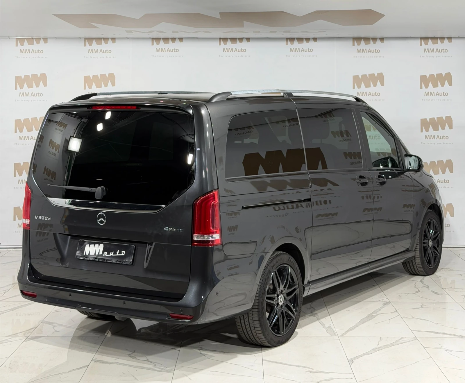 Mercedes-Benz V 300 d 4Matic* Long* AMG* Burmester* Ventilation* 360, снимка 3 - Автомобили и джипове - 54831565