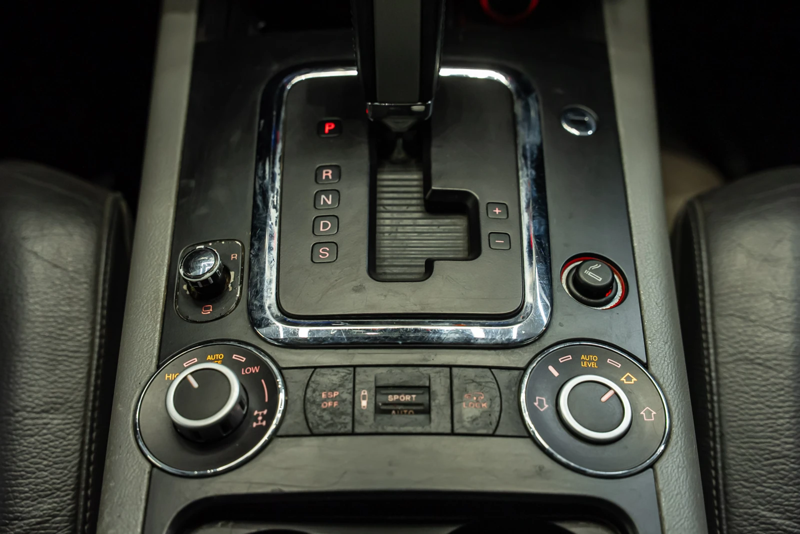 VW Touareg 3.0 TDI, снимка 14 - Автомобили и джипове - 54293703