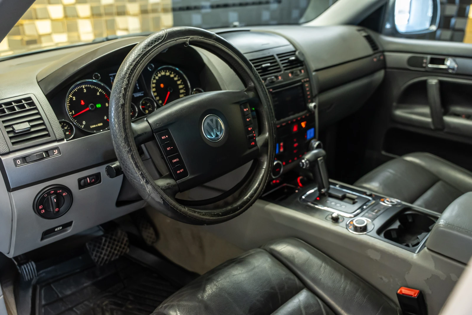 VW Touareg 3.0 TDI, снимка 6 - Автомобили и джипове - 54293703