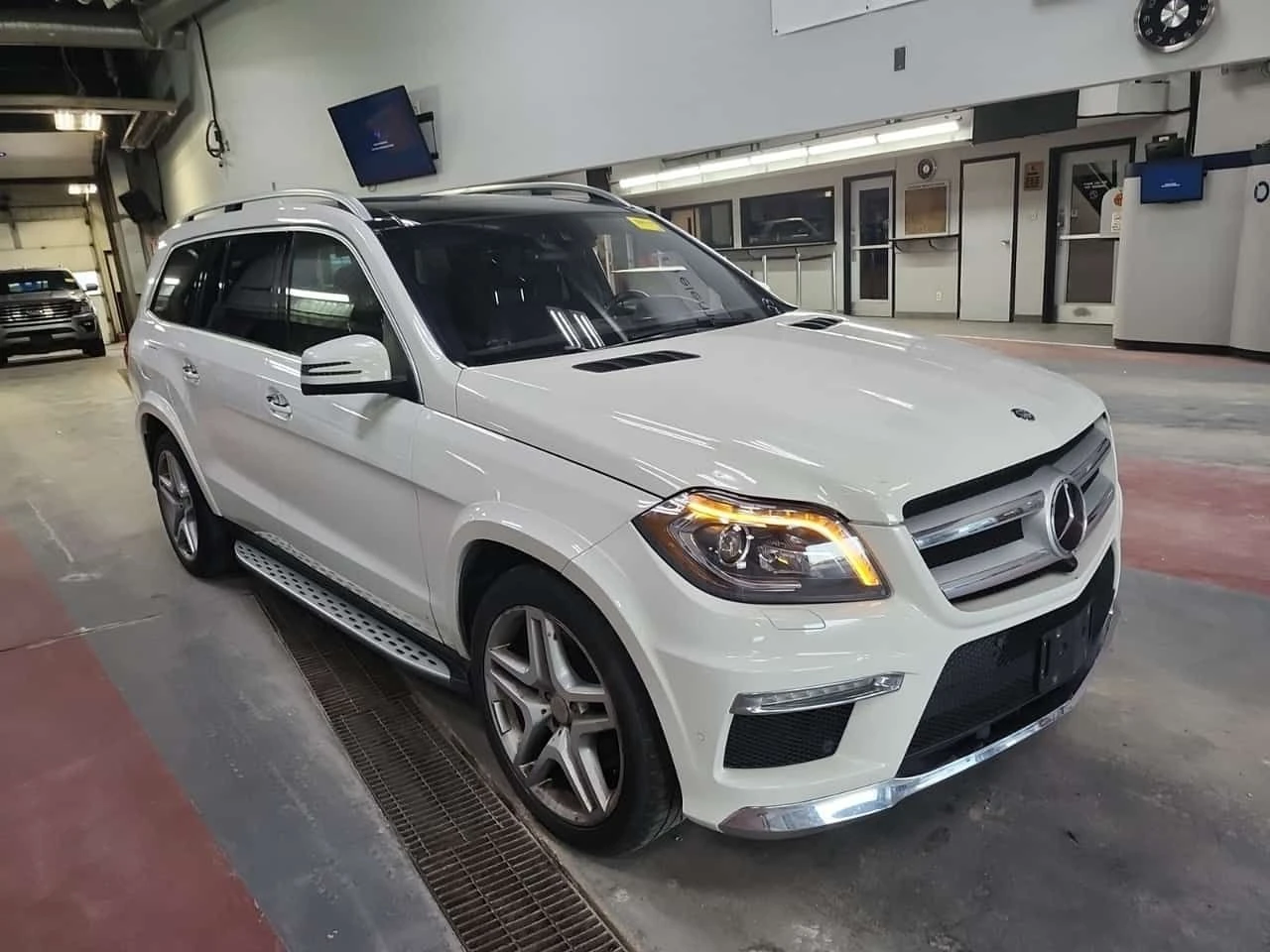 Mercedes-Benz GL 550 * ПАНОРАМА* 360 КАМЕРА* ДВА КЛЮЧА* , снимка 2 - Автомобили и джипове - 54762308
