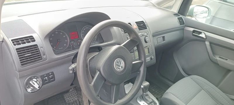 VW Touran 1.6i, снимка 10 - Автомобили и джипове - 48214556