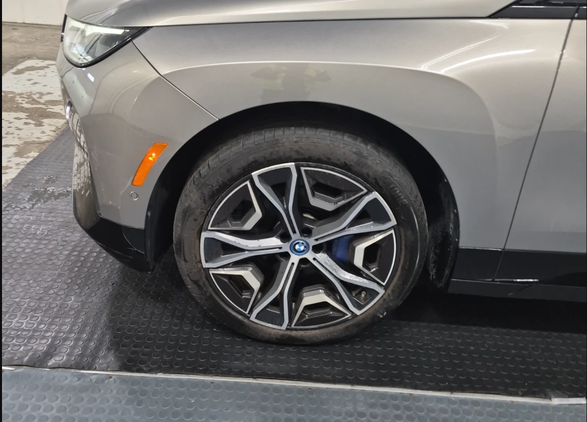 BMW iX 40* xDrive* ACC* H&K* Hyper* 360VIEW* Soft* ОБДУХ, снимка 14 - Автомобили и джипове - 56127089