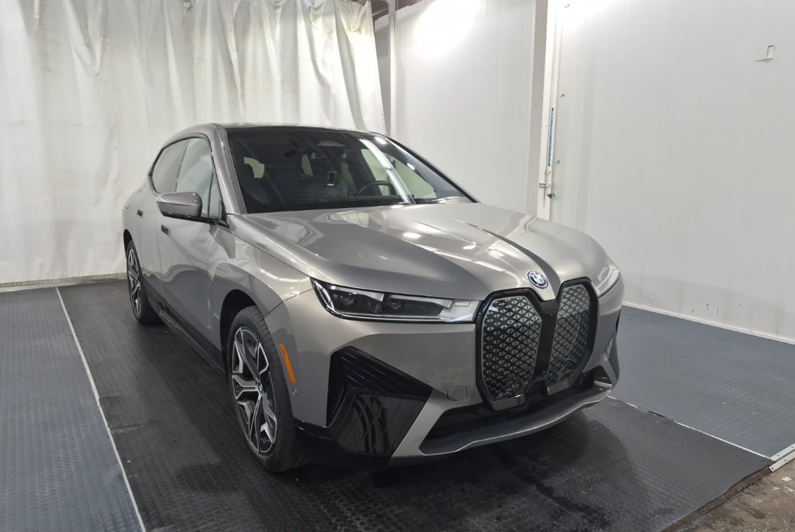 BMW iX 40* xDrive* ACC* H&K* Hyper* 360VIEW* Soft* ОБДУХ, снимка 2 - Автомобили и джипове - 56127089