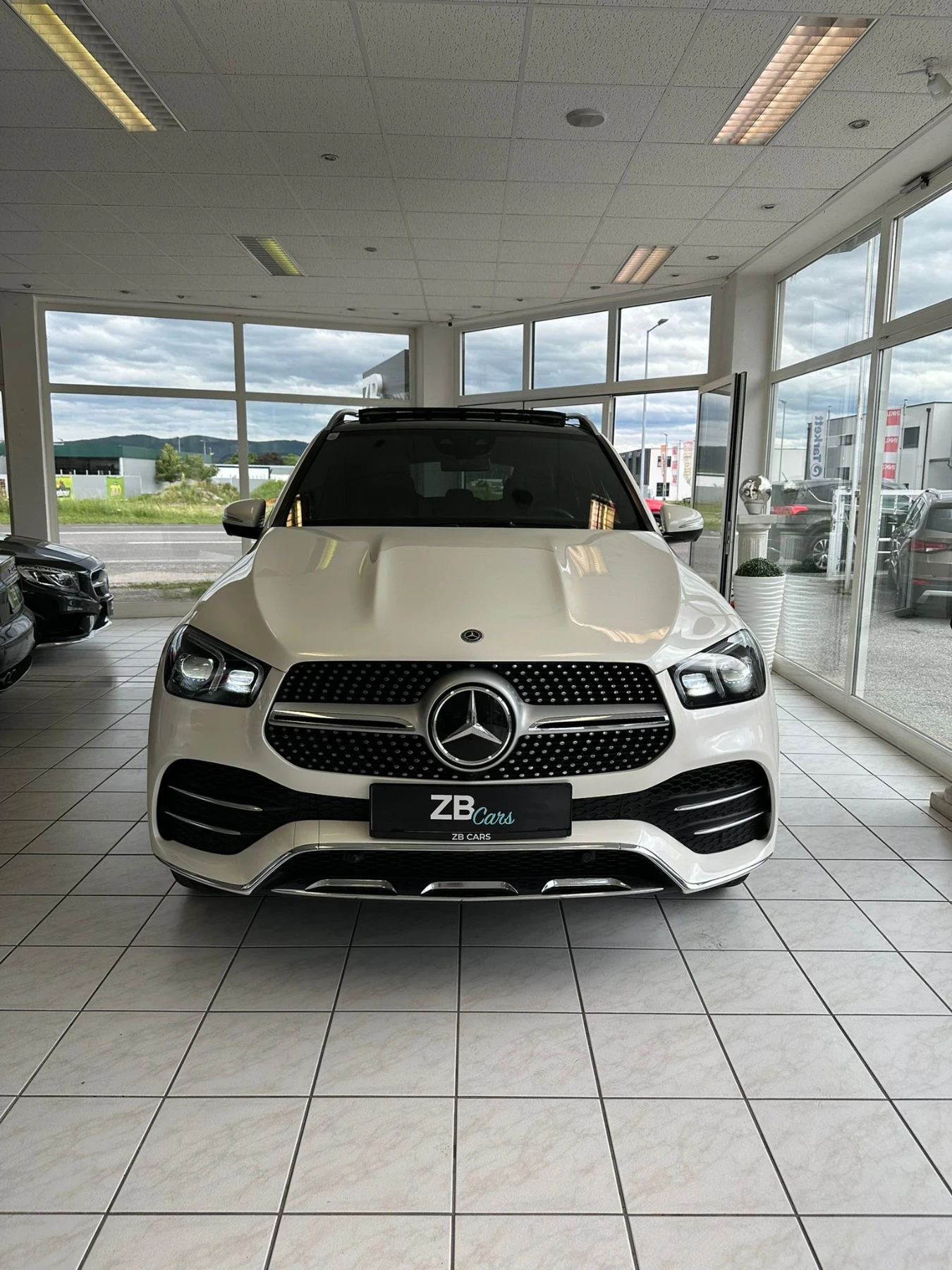 Mercedes-Benz GLE 400 ОЧАКВАН ВНОС FULL AMG LINE WHITE PEARL SWAROVSKI  - изображение 2