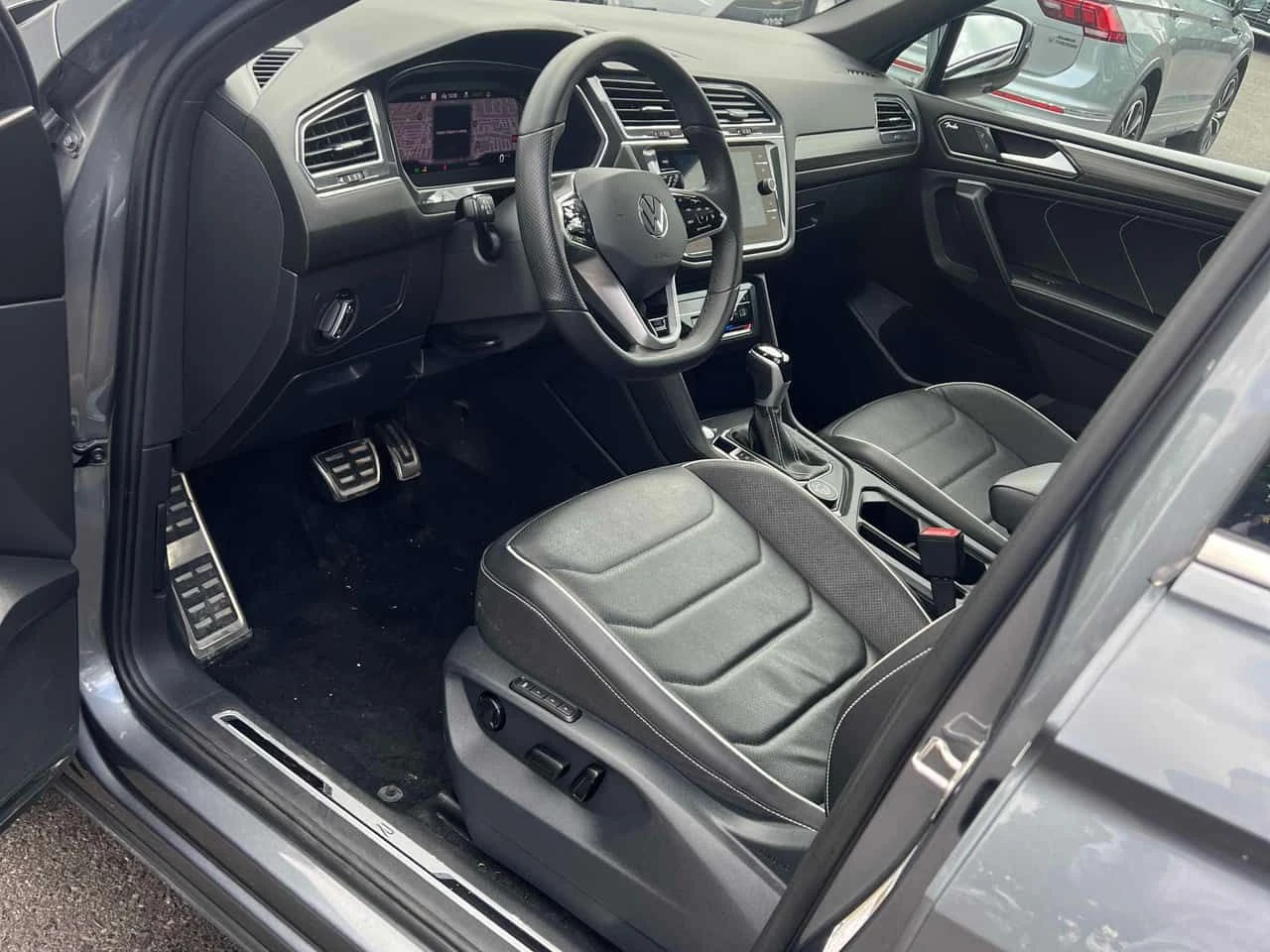 VW Tiguan * Highline R Line* АВТОКРЕДИТ БЕЗ ПЪРВОНАЧАЛНА* , снимка 5 - Автомобили и джипове - 54921747