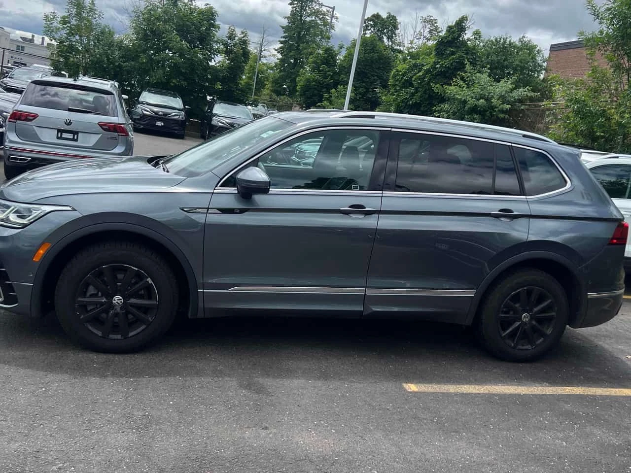 VW Tiguan * Highline R Line* АВТОКРЕДИТ БЕЗ ПЪРВОНАЧАЛНА* , снимка 2 - Автомобили и джипове - 54921747