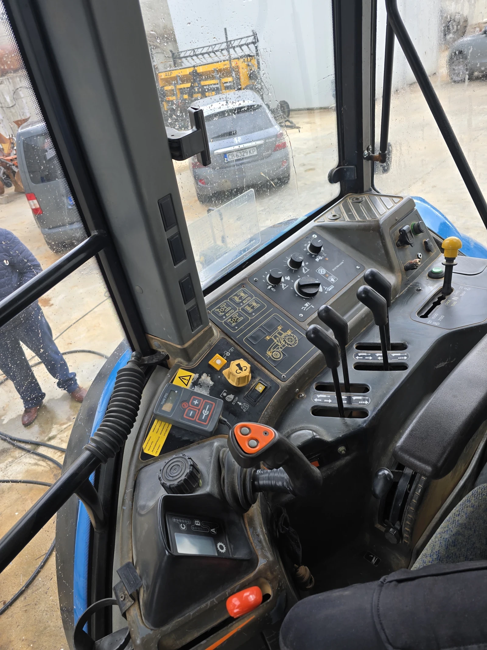 Трактор New Holland 8360, снимка 13 - Селскостопанска техника - 53933134