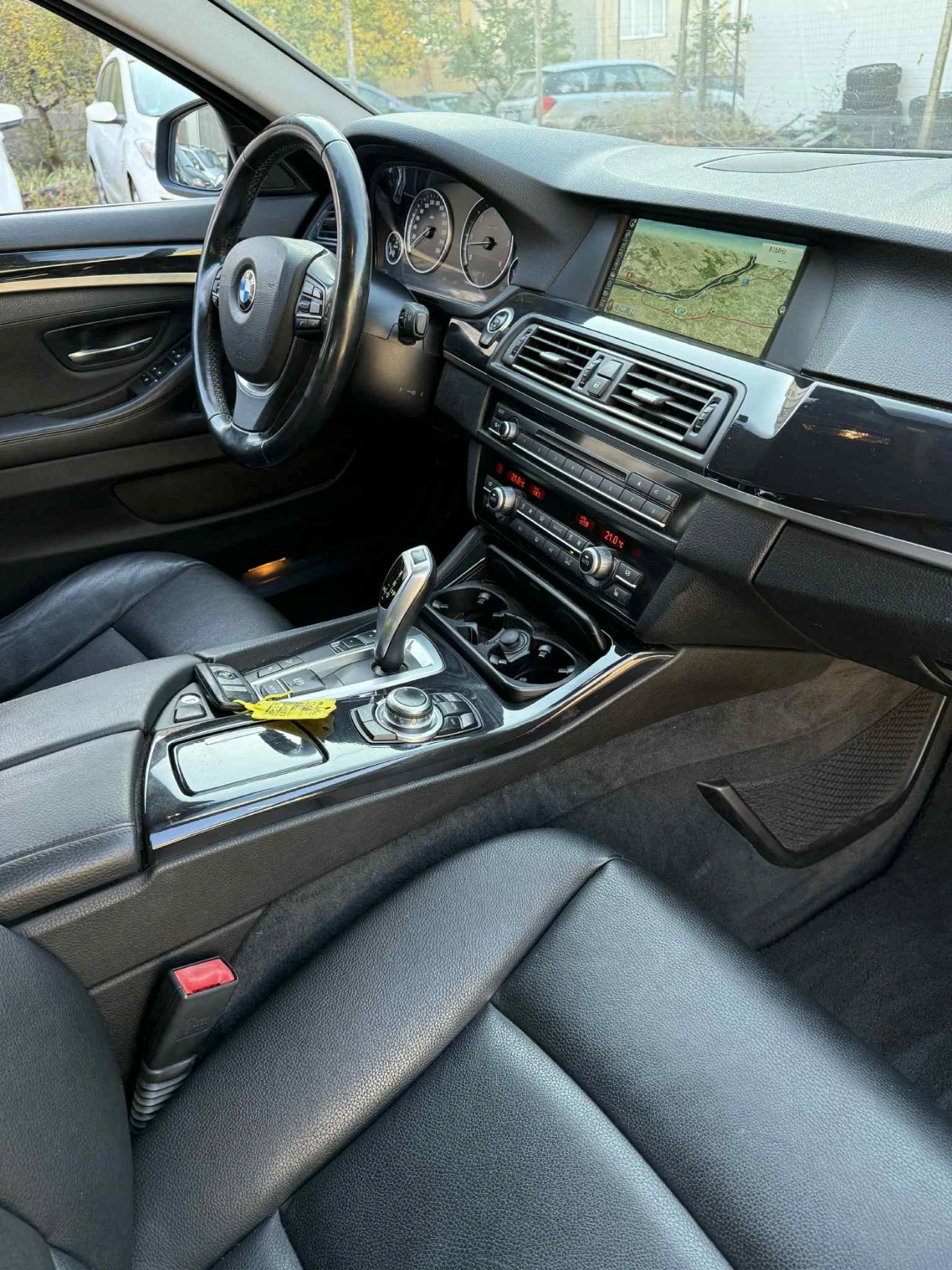 BMW 530 xDrive / вакуум / автомат / кожен салон - изображение 9