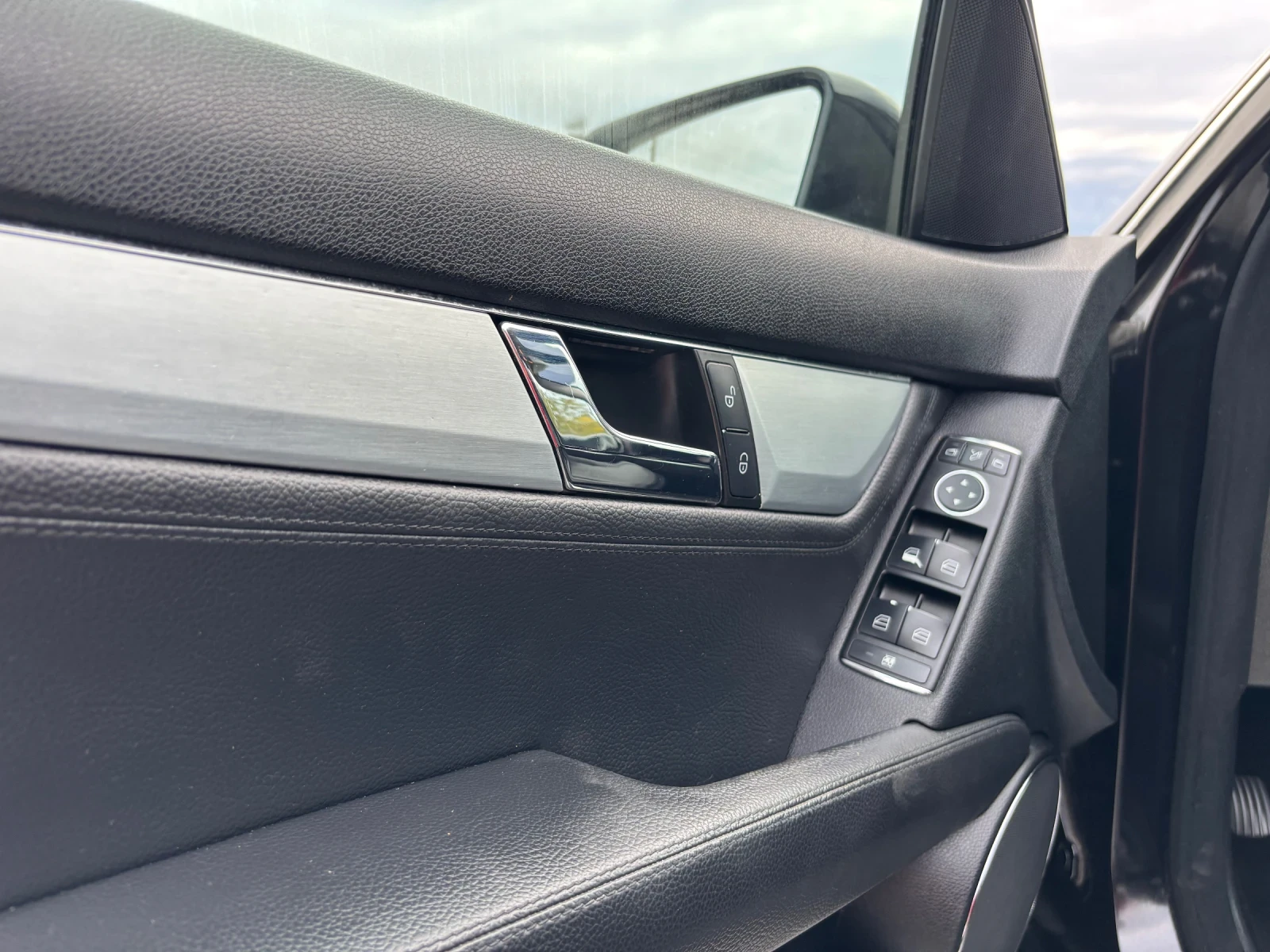 Mercedes-Benz C 220, снимка 13 - Автомобили и джипове - 54195859