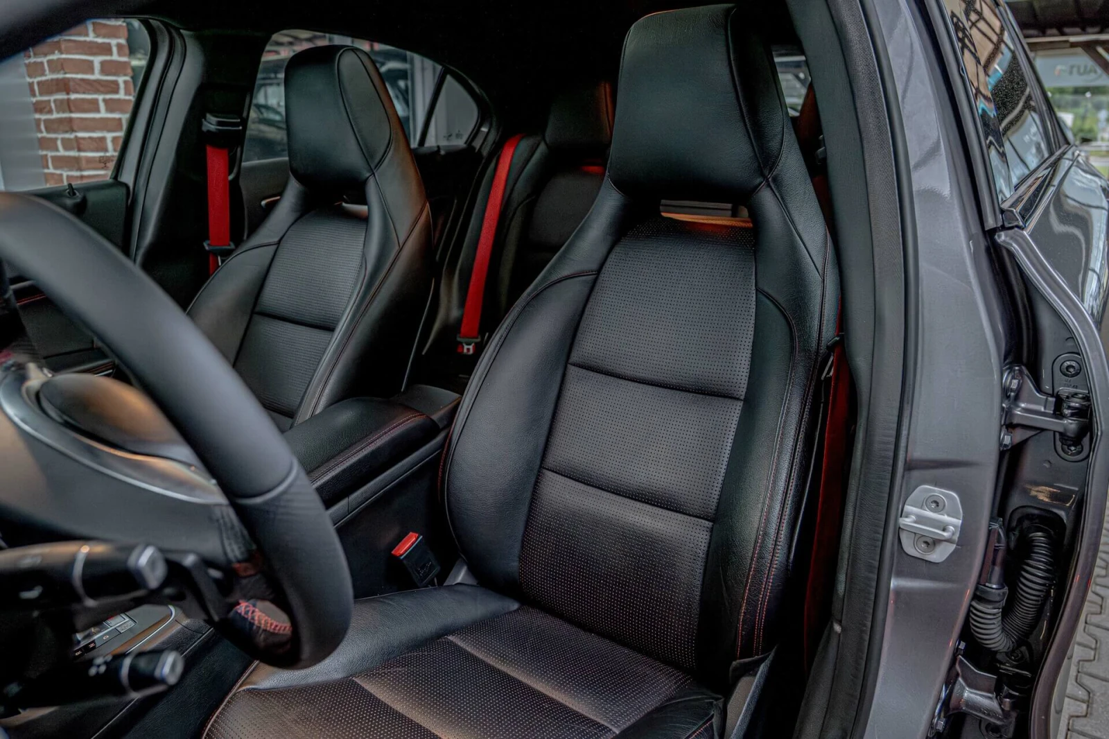 Mercedes-Benz A45 AMG 4Matic/F1/Harman Kardon/Камера/Карбон/Подгрев, снимка 10 - Автомобили и джипове - 54663496