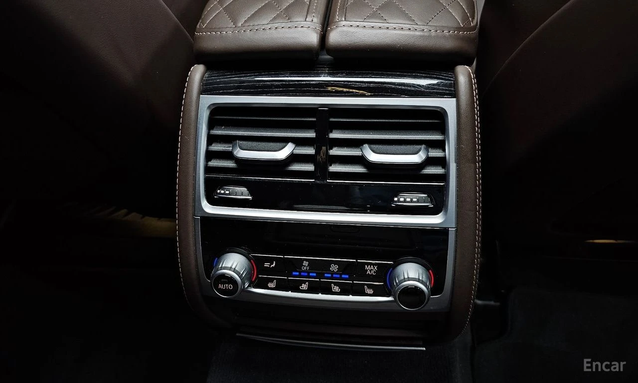 BMW 740 M* SPORT* LASER* ДИСТРОНИК* ХЕДЪП* МАСАЖ* , снимка 16 - Автомобили и джипове - 55379909